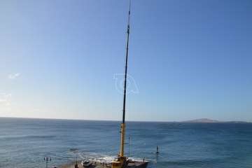 Una grúa de 80 metros trabaja en la reparación del Neptuno en Melenara/TA.